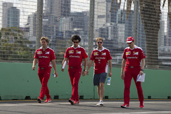 Sebastian Vettel, Ferrari maakt wandeling op het circuit met het team