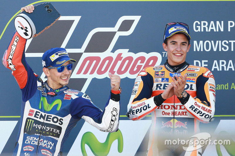 Podio: il vincitore della gara Marc Marquez, Repsol Honda Team, il secondo classificato Jorge Lorenzo, Yamaha Factory Racing