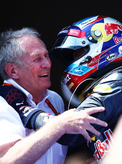1. Max Verstappen, Red Bull Racing, feiert mit Helmut Marko im Parc Fermé