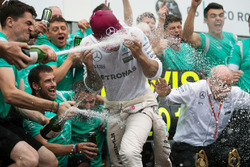 Ganador de la carrera Lewis Hamilton, Mercedes AMG F1 celebra con el Dr. Dieter Zetsche, Daimler AG