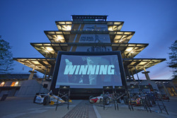 La Panasonic Pagoda Plaza pronta per la proiezione del film Winning all'Indianapolis Motor Speedway