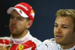 Nico Rosberg, Mercedes AMG F1 Team y Sebastian Vettel, Ferrari en la conferencia de prensa