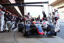 Esteban Gutierrez, Haas F1 Team VF-16 practices a pit stop