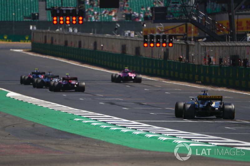 Pierre Gasly, Toro Rosso STR13, Esteban Ocon, Force India VJM11, Lewis Hamilton, Mercedes AMG F1 W09, Charles Leclerc, Sauber C37, and Nico Hulkenberg, Renault Sport F1 Team R.S. 18, si sistemano in griglia per provare la partenza