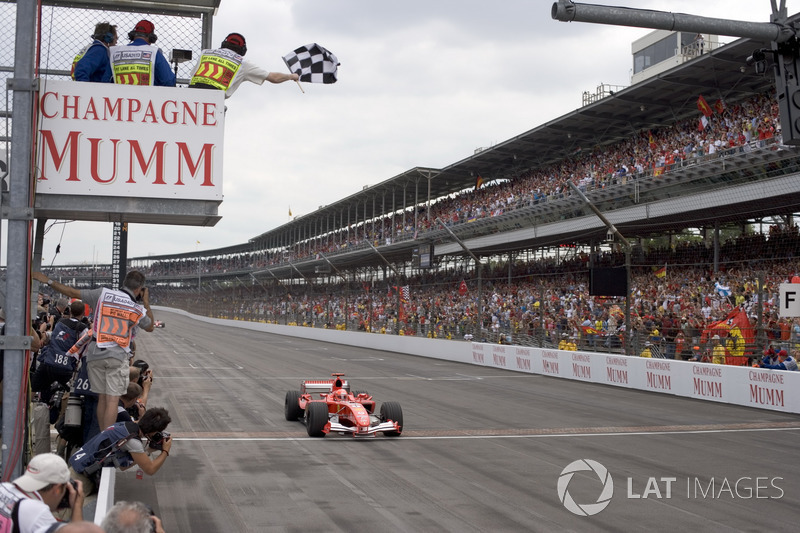 Michael Schumacher, Ferrari F2005 cruza la meta