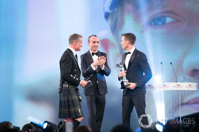 Robert Kubica presenta el premio al piloto de Rally del año a Sébastien Ogier