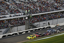 Restart, Ryan Blaney, Team Penske Ford Fusion leads