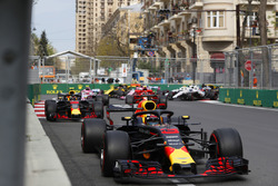 Daniel Ricciardo, Red Bull Racing RB14 Tag Heuer, Max Verstappen, Red Bull Racing RB14 Tag Heuer, Kimi Raikkonen, Ferrari SF71H, Esteban Ocon, Force India VJM11 Mercedes, Sergio Perez, Force India VJM11 Mercedes, ve Carlos Sainz Jr., Renault Sport F1 Team R.S. 18 startta