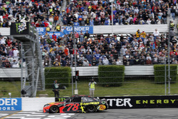 Race winner Martin Truex Jr., Furniture Row Racing, Toyota Camry Bass Pro Shops/5-hour ENERGY