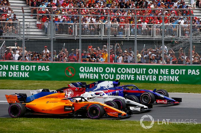 Fernando Alonso, McLaren MCL33, lucha con Marcus Ericsson, Sauber C37 y Pierre Gasly, Toro Rosso