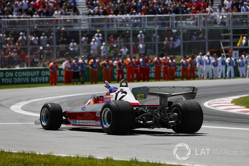 Jacques Villeneuve dans la Ferrari 312T3, de Gilles Villeneuve