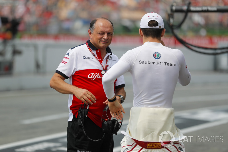 Frederic Vasseur, Team Principal, Sauber, con Charles Leclerc, Sauber