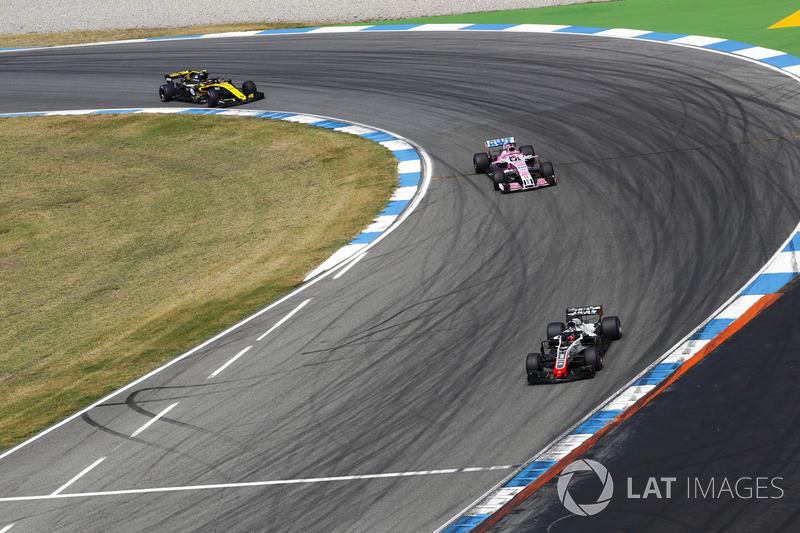 Romain Grosjean, Haas F1 Team VF-18, precede Sergio Perez, Force India VJM11, e Carlos Sainz Jr., Renault Sport F1 Team R.S. 18