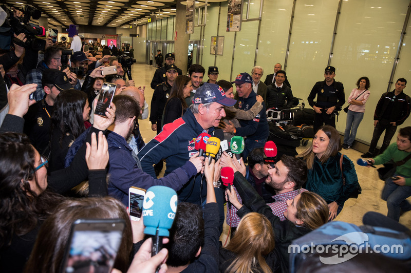 Carlos Sainz, Lucas Cruz, Peugeot Sport arrive at the airport