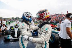 Valtteri Bottas, Mercedes AMG F1 W09 y Ganador de la pole Lewis Hamilton, Mercedes AMG F1 W09 celebran Parc Ferme