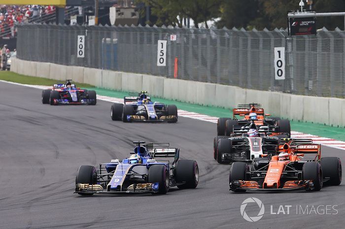 Marcus Ericsson, Sauber C36, Stoffel Vandoorne, McLaren MCL32, Romain Grosjean, Haas F1 Team VF-17, Fernando Alonso, McLaren MCL32, Pascal Wehrlein, Sauber C36, Brendon Hartley, Scuderia Toro Rosso STR12