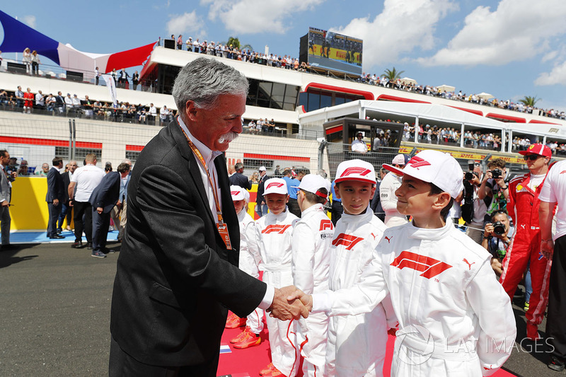 Chase Carey, directeur exécutif du Formule One Group, avec les Grid Kids