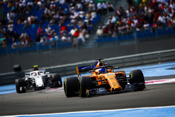 Fernando Alonso, McLaren MCL33, precede Charles Leclerc, Sauber C37