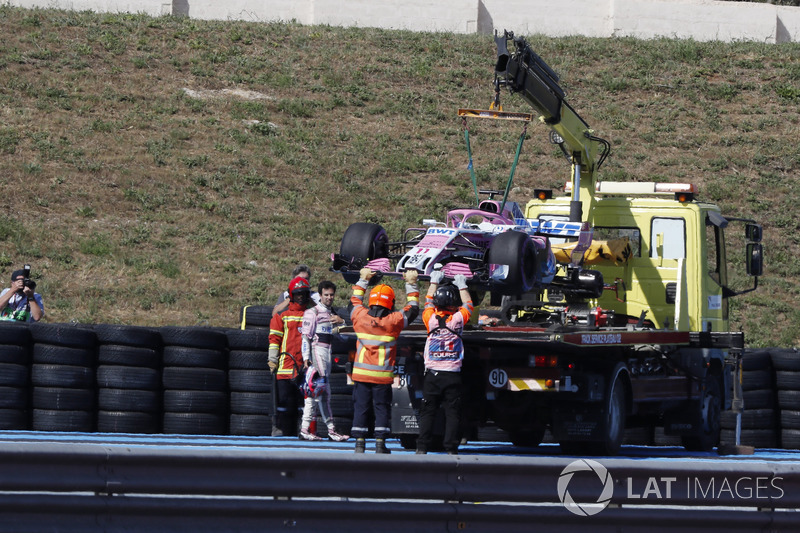 El coche de Sergio Perez, Force India VJM11 es removido