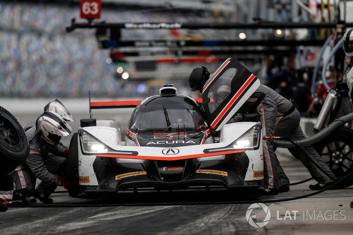 #7 Acura Team Penske Acura DPi, P: Helio Castroneves, Ricky Taylor, Graham Rahal, pit stop