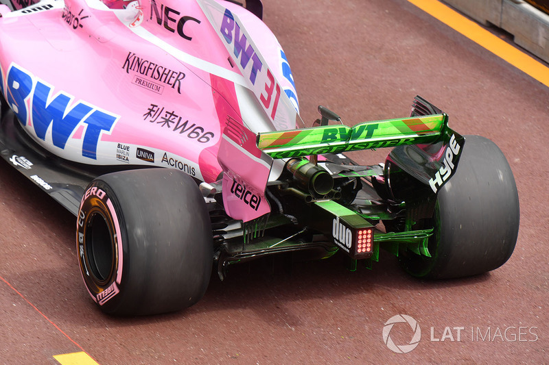 Sayap belakang mobil Force India VJM11 Esteban Ocon, dengan cat aero