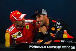 Sebastian Vettel, Ferrari y Daniel Ricciardo, Red Bull Racing en la conferencia de prensa
