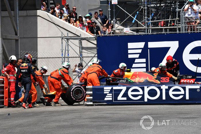 Comisarios remueven el coche accidentado de Max Verstappen, Red Bull Racing RB14