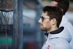 Romain Grosjean, Haas F1 Team, mira la acción desde la pista