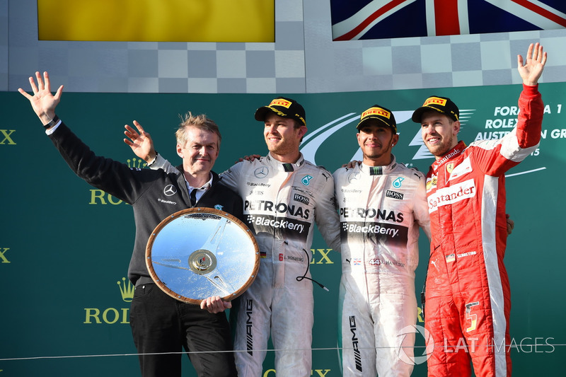 Podium: Thomas Weber, bestuurslid Daimler AG, tweede Nico Rosberg, Mercedes AMG F1, winnaar Lewis Ha