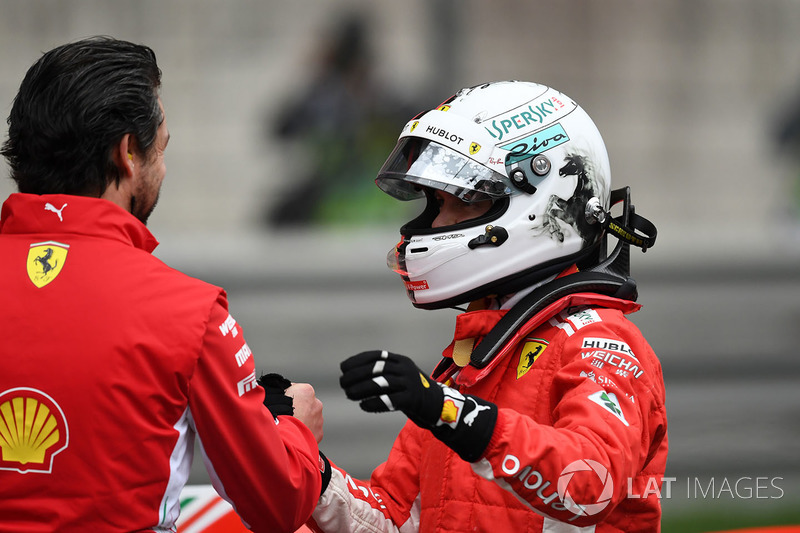 Le poleman Sebastian Vettel, Ferrari fête sa pole position dans le Parc Fermé