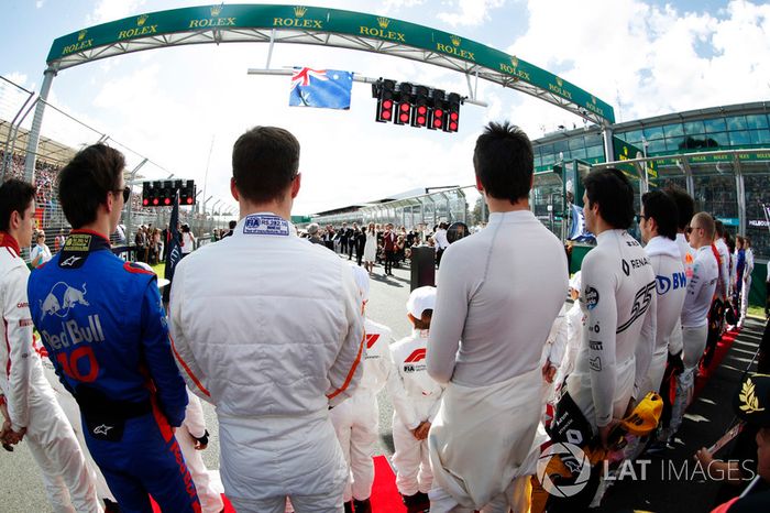 Los pilotos durante el himno nacional australiano: Charles Leclerc, Sauber, Pierre Gasly, Toro Rosso, Stoffel Vandoorne, McLaren, Lance Stroll, Williams Racing, Carlos Sainz Jr., Renault Sport F1 Team, y Sergio Pérez, Force India