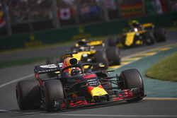 Daniel Ricciardo, Red Bull Racing RB14 Tag Heuer, devant Nico Hulkenberg, Renault Sport F1 Team R.S. 18, et Carlos Sainz Jr., Renault Sport F1 Team R.S. 18