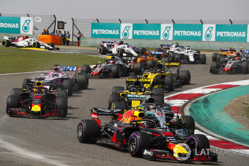 Max Verstappen, Red Bull Racing RB14 Tag Heuer, Lewis Hamilton, Mercedes AMG F1 W09, Daniel Ricciardo, Red Bull Racing RB14 Tag Heuer, Nico Hulkenberg, Renault Sport F1 Team R.S. 18, Sergio Perez, Force India VJM11 Mercedes, and the remainder of the field