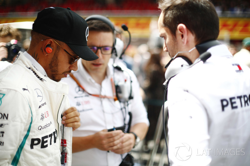 Lewis Hamilton, Mercedes AMG F1, talks to engineers on the grid