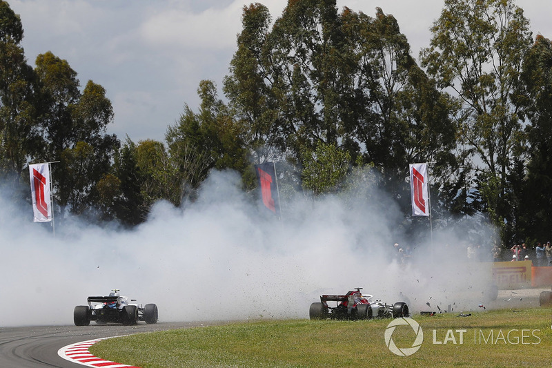 Sergey Sirotkin, Williams FW41, and Marcus Ericsson, Sauber C37, avoid an accident involving Romain Grosjean, Haas F1 Team VF-18, Nico Hulkenberg, Renault Sport F1 Team R.S. 18. and Pierre Gasly, Toro Rosso STR13