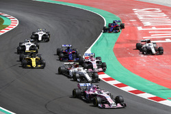 Sergio Perez, Force India VJM11, Charles Leclerc, Sauber C37, Sergio Perez, Force India VJM11, Nico Hulkenberg, Renault Sport F1 Team R.S. 18, Brendon Hartley, Toro Rosso STR13, Lance Stroll, Williams FW41, Sergey Sirotkin, Williams FW41, as Marcus Ericsson, Sauber C37, Pierre Gasly, Toro Rosso STR13, miss the corner at the start