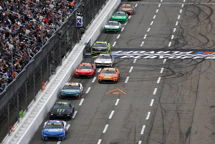 Kyle Larson, Hendrick Motorsports Chevrolet, Ty Gibbs, Joe Gibbs Racing Toyota