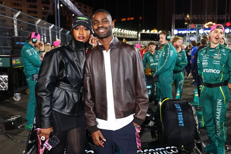 Dave y Tems en la parrilla con el Aston Martin F1 Team