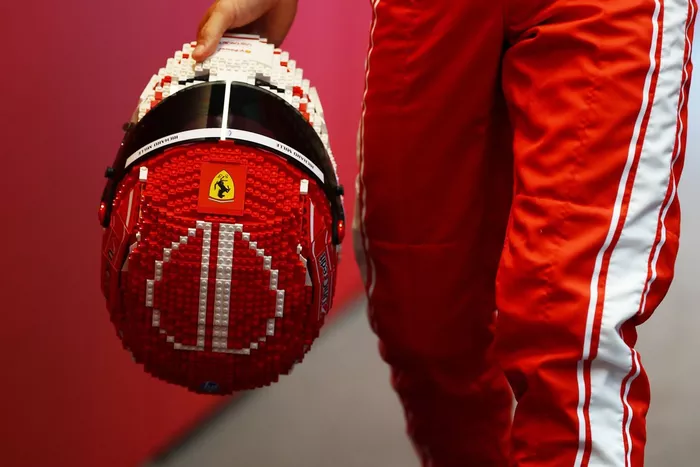 خوذة ليغو تابعة لشارل لوكلير، فيراري