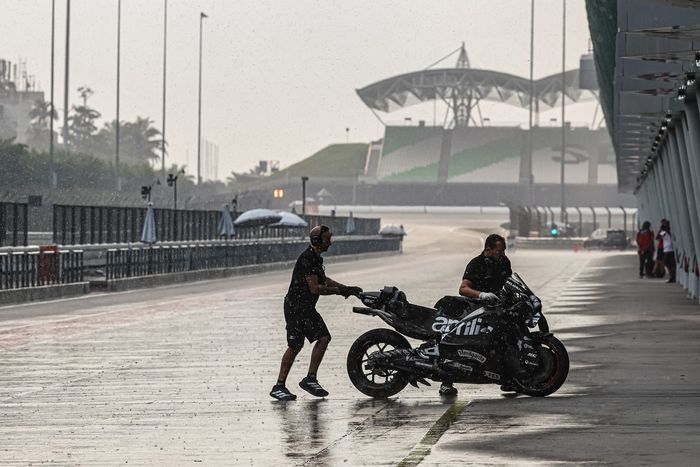 Una veduta generale della pit lane sotto la pioggia