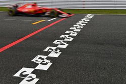 Sebastian Vettel, Ferrari SF70H en la línea de meta