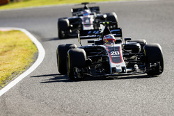 Kevin Magnussen, Haas F1 Team VF-17, Romain Grosjean, Haas F1 Team VF-17