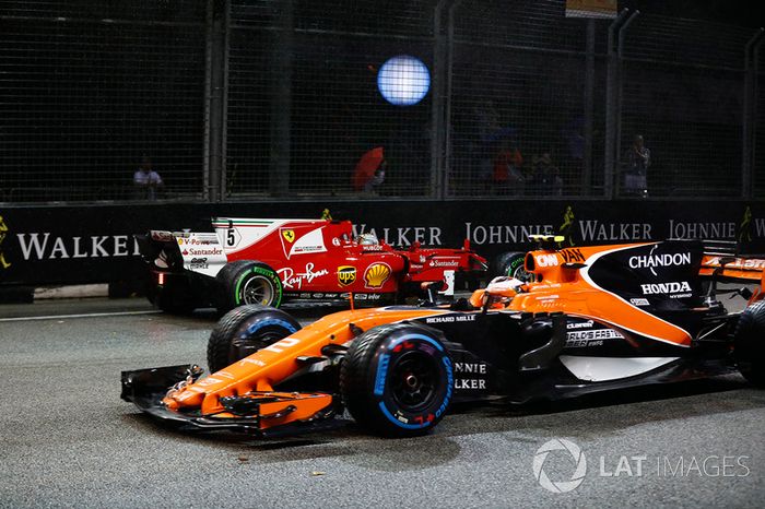 Stoffel Vandoorne, McLaren MCL32 supera Sebastian Vettel, Ferrari SF70H dopo che ha toccato il muro