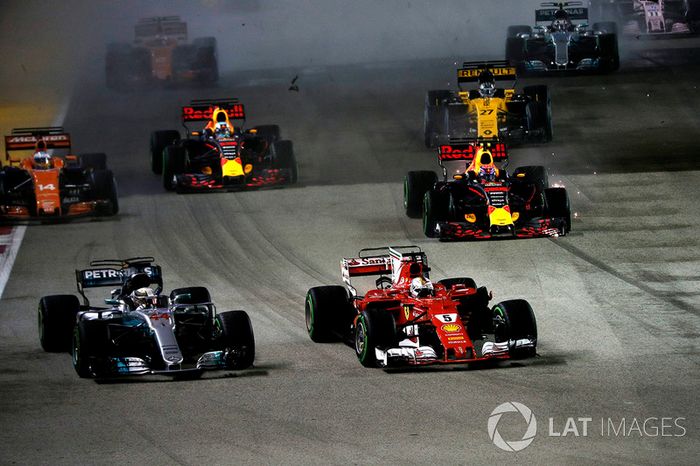 Sebastian Vettel, Ferrari SF70H,  Kimi Raikkonen, Ferrari SF70H y Max Verstappen, Red Bull Racing RB13 en la arrancada