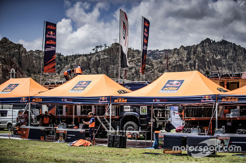 Red Bull KTM Factory Racing en el bivouac