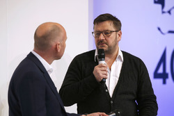 Toby Moody discute avec Paul Hembery, directeur Pirelli Motorsport