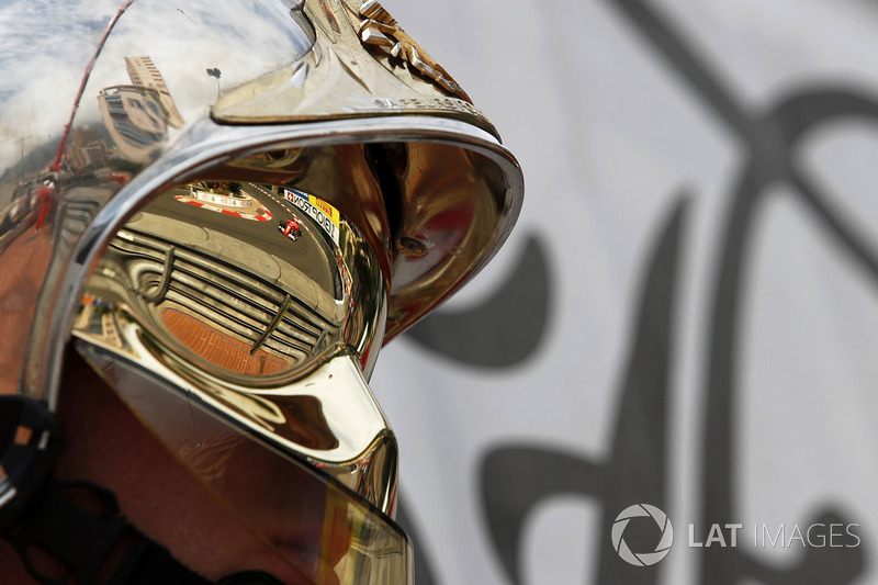 Sebastian Vettel, Ferrari SF70-H reflejo en un casco de un oficial de pista