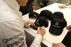 Valtteri Bottas, Mercedes AMG F1, gibt Autogramme für die Mercedes-Mitarbeiter