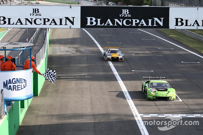 Drapeau à damiers pour la #63 GRT Grasser Racing Team, Lamborghini Huracan GT3: Mirko Bortolotti, Christian Engelhart, Andrea Caldarelli