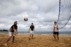 Sergio Pérez, Sahara Force India F1 y Esteban Ocon, Sahara Force India F1 juegan voleibol en la play